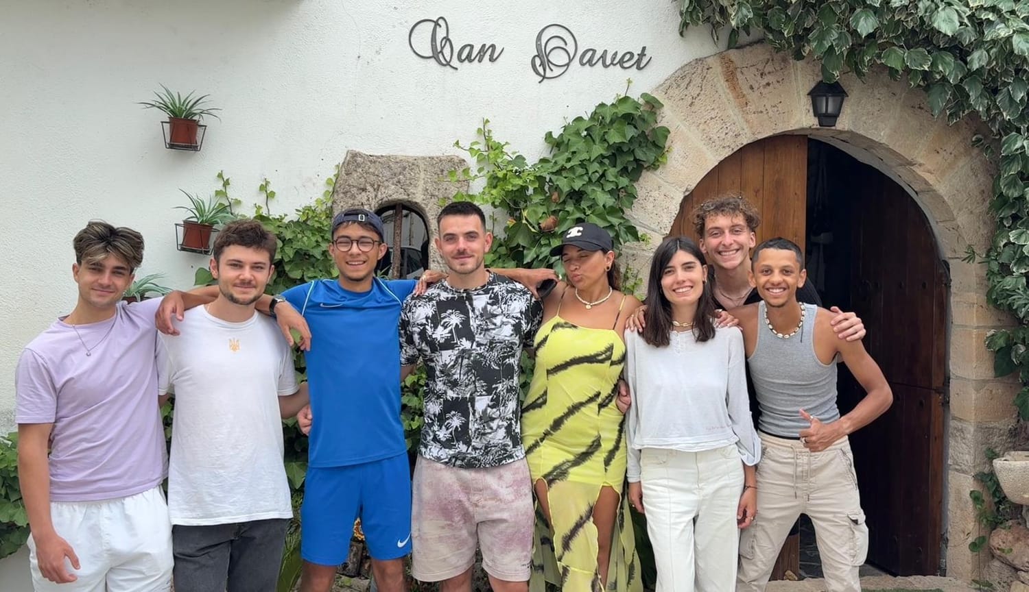 Groupe de résidents NovaPlace devant la villa